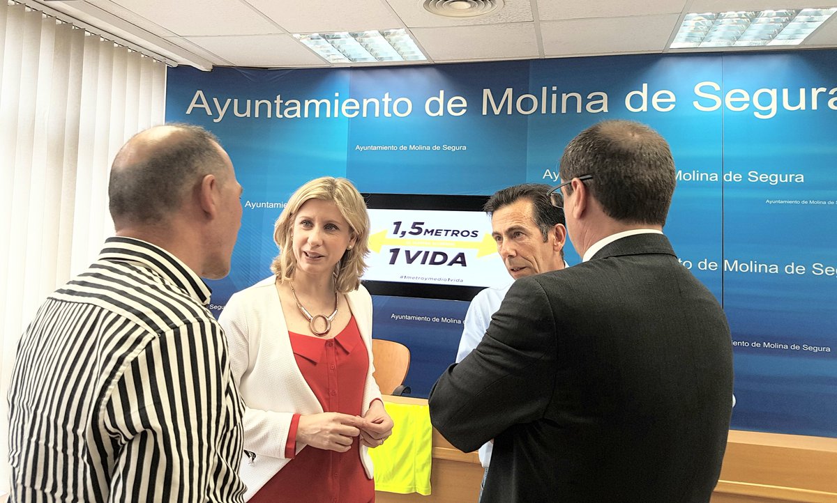 EstherClavero's tweet photo. Colaboramos con @ccalcayna en su campaña #1metroymedio1vida Debemos concienciarnos  en respetar la vida de los ciclistas. Un solo gesto puede cambiarlo todo @jvillarreal @msalvadorcas https://t.co/fxHDEBLlzY