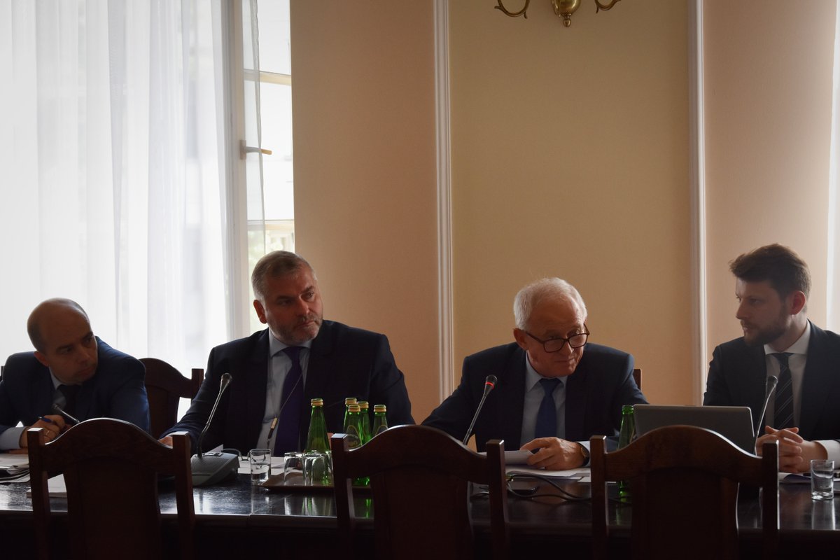 KancelariaSejmu's tweet photo. 📸 #Komisja do Spraw Energii i Skarbu Państwa: posłowie rozpatrują kolejne propozycje zawarte w rządowym projekcie nowelizacji #ustawa o biokomponentach i biopaliwach ciekłych. W posiedzeniu uczestniczy @MinEnergii Krzysztof Tchórzewski

#Sejm #biopaliwa #biokomponenty #energia https://t.co/0glKSvy6MD