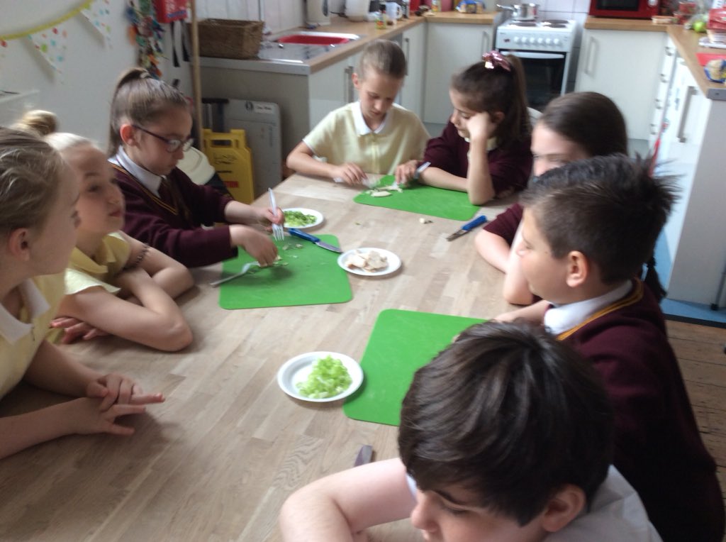 AnfieldRoadY5's tweet photo. On today’s menu...chicken noodle soup and fruit crumble! Nom! #anfieldloveslearning #anfieldpromoteshealthyliving https://t.co/ukaIlG9qbg