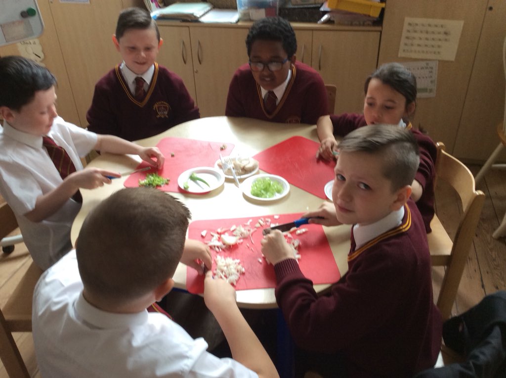 AnfieldRoadY5's tweet photo. On today’s menu...chicken noodle soup and fruit crumble! Nom! #anfieldloveslearning #anfieldpromoteshealthyliving https://t.co/ukaIlG9qbg