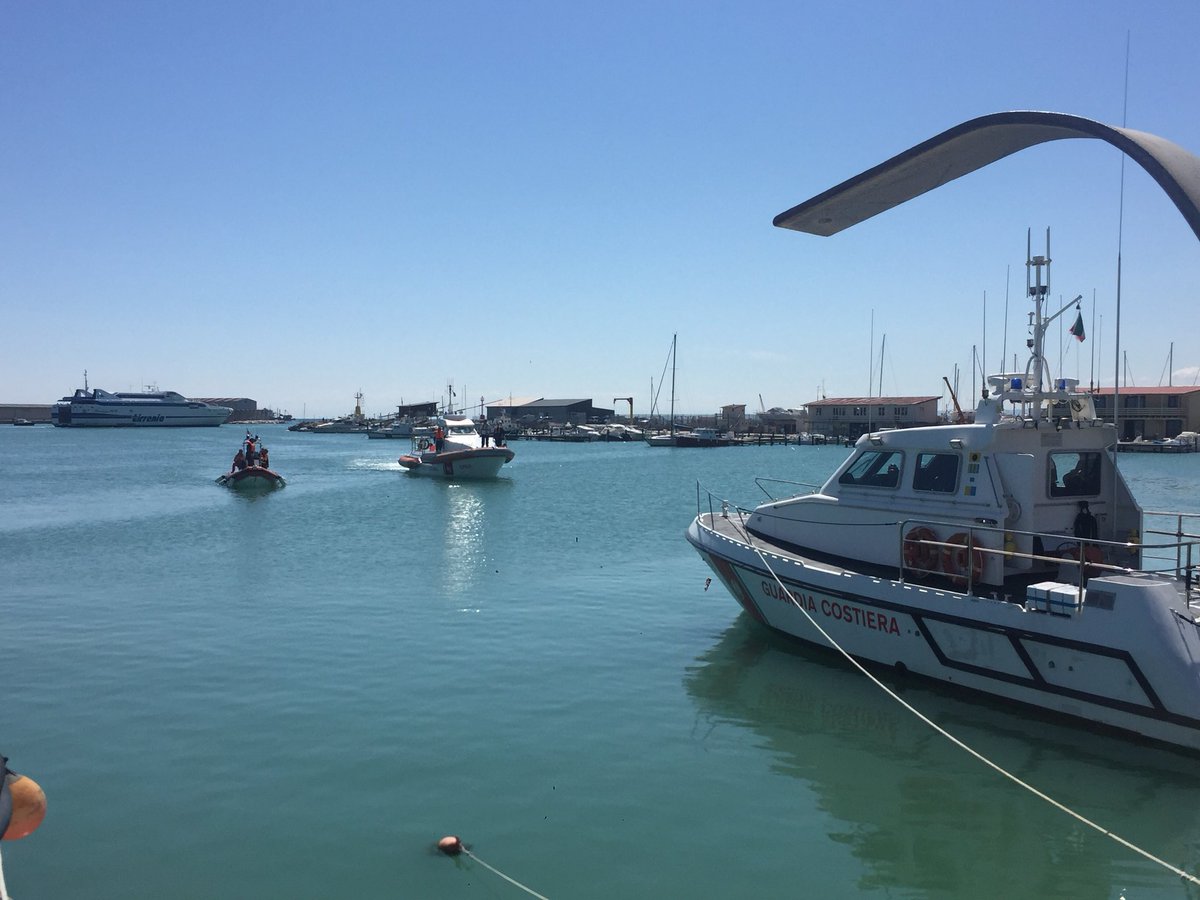 GiuliaDS83's tweet photo. Al Tg14 @TgrMolise in diretta da Termoli per raccontare esercitazioni congiunte dei @emergenzavvf con Capitaneria di Porto per salvataggi in mare @GioRomanoRai @ziotinotgr @TgrMolise https://t.co/XKqIljObPa
