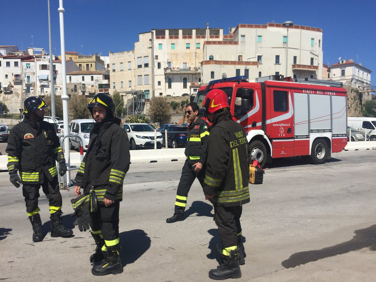 GiuliaDS83's tweet photo. Al Tg14 @TgrMolise in diretta da Termoli per raccontare esercitazioni congiunte dei @emergenzavvf con Capitaneria di Porto per salvataggi in mare @GioRomanoRai @ziotinotgr @TgrMolise https://t.co/XKqIljObPa