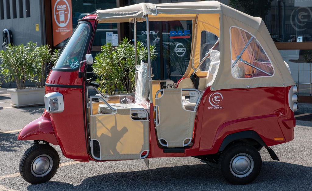 CAVIDIESELspa's tweet photo. il calessino Piaggio e' perfetto per portare in giro i turisti, ideale per strutture  immerse nel verde, alberghi in piccoli comuni, si adatta perfettamente alle strette strade dei borghi e permette ai passeggeri di godersi il panorama. https://t.co/iyNG9unl8N