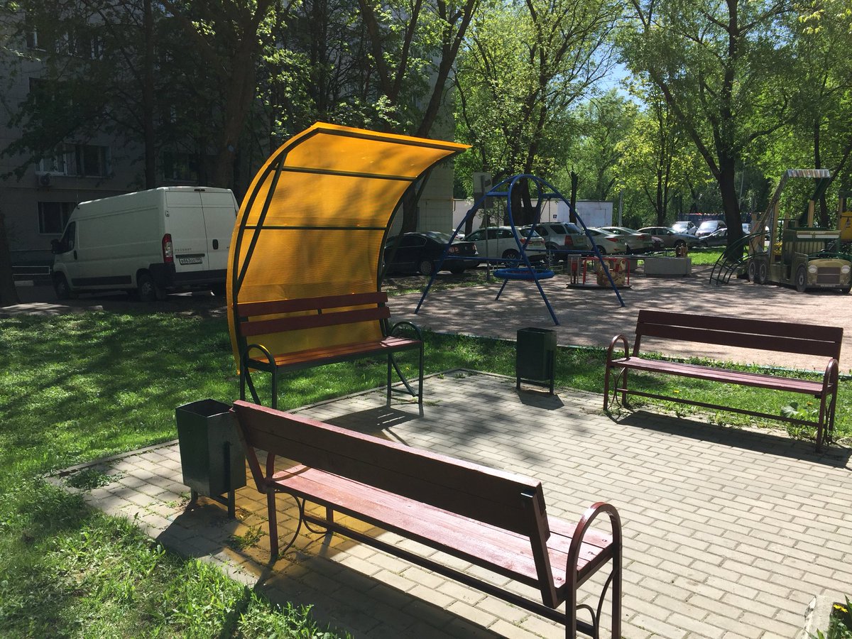 Скамейка с навесом в парке