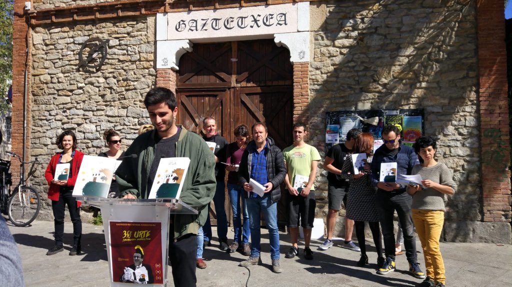 GasteizGaztetxe's tweet photo. Gasteizko Gaztetxea β30urteβ liburu aurzpenaren prentsaurrekoa. Bihar 13:30tan gaztetxean aurkezpen ekitaldia!!! #GasteizkoGaztetxea #30urte #GG30liburua #GoraPrudentzi #MuinokoEtxea https://t.co/s7H8NeHB3K