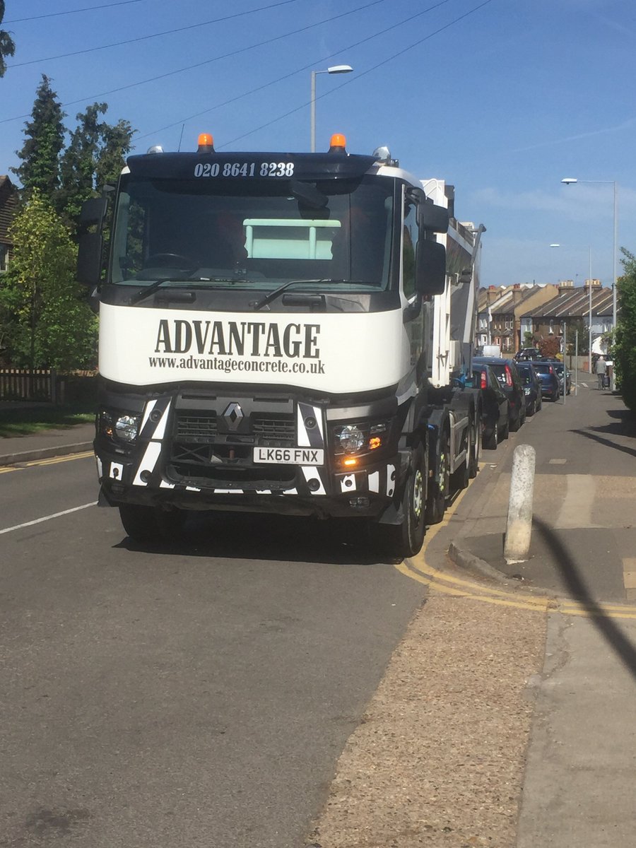ChessingtonTalk's tweet photo. @YPLAC @parklikeamoron @ShameADriver This guy...
U turns in residential road causing havoc.
Parks on double yellows.
Blocks someone's drive way.
All so he can pop to Greggs round the corner for his fucking breakfast! #regularevent https://t.co/Qq0qccLYsq