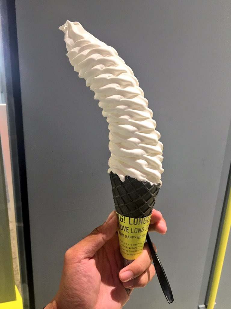 アイス芸人たかたか 日本一長いソフトクリーム 原宿のlong Longer Longest のlongestサイズ 40cmの超巨大ソフトクリームでもう反り上がってます 密度の高い ソフトクリームで崩れづらい作りに 食べるのが先か溶けるのが先か さぁ勝負 下