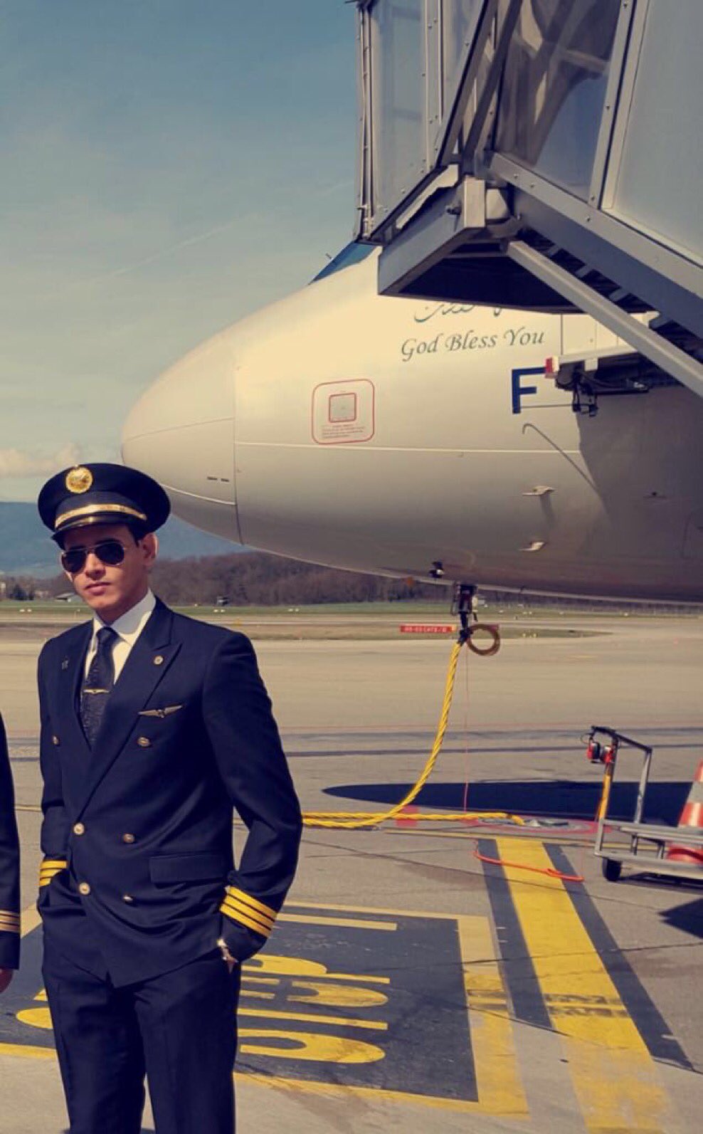 قبيلة الصلح على تويتر نهنئ وبكل فخر الكابتن الطيار عبدالله بن علي الصلاحي على ترقيته على متن طائرة الإيرباص A330 عبر Majedahmad 2010 Https T Co Mxp3poiv0x