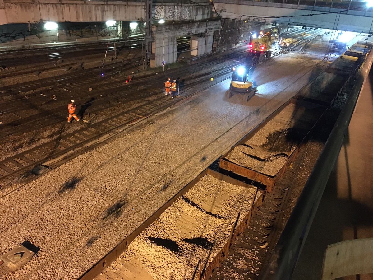Après la Gare #Montparnasse c’est à celle d’Austerlitz de se refaire une beauté. Remplacement de 6 aiguillages d’ici dimanche (sur 11 d’ici le 21 mai). Photos du « meccano » ci dessous #IPSO <a href="/SNCFReseau/">SNCF Réseau</a>