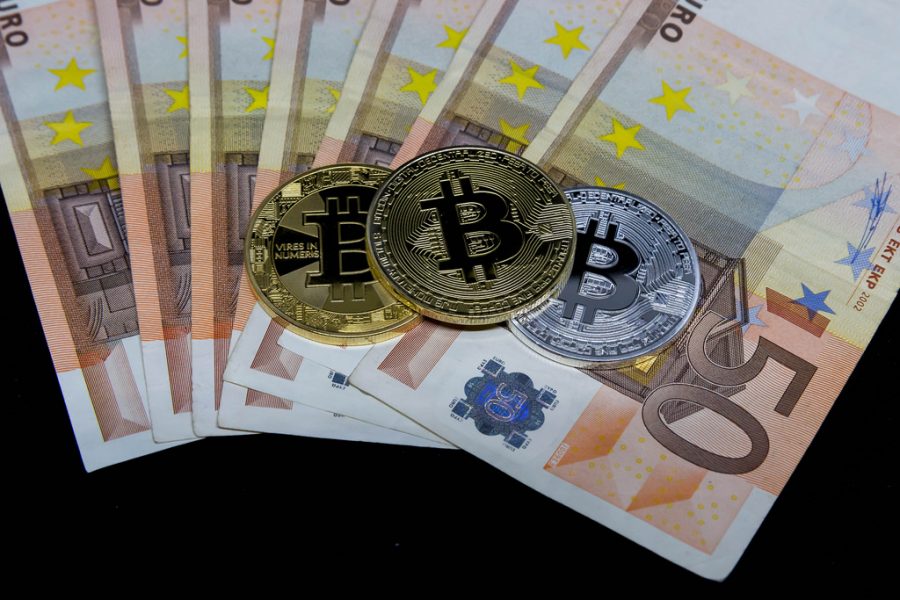 BitcoinNews's tweet photo. New episode! THIS WEEK IN BITCOIN ▶️ https://t.co/U9t26eIiBW | Warren Buffett vs Elon Musk, Ripple is being sued, Smart bank notes in Singapore +More! |Host @MattAaron #ThisWeekInBitcoin #TWIB https://t.co/4GdnuxU8t6