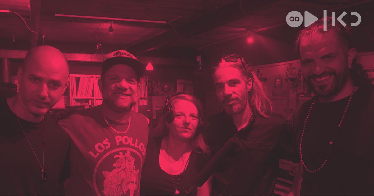 שמחנו להשתתף בפרק מיוחד של הפודקאסט "שיר אחד" בכאן, עם הסיפור מאחורי "שירת הסטיקר". מהפנקס של דויד גרוסמן, דרך החיבור עם אהובה עוזרי ועד לגרסה הסופית והמוכרת. 🎧 להאזנה >> bit.ly/2wCBUFk