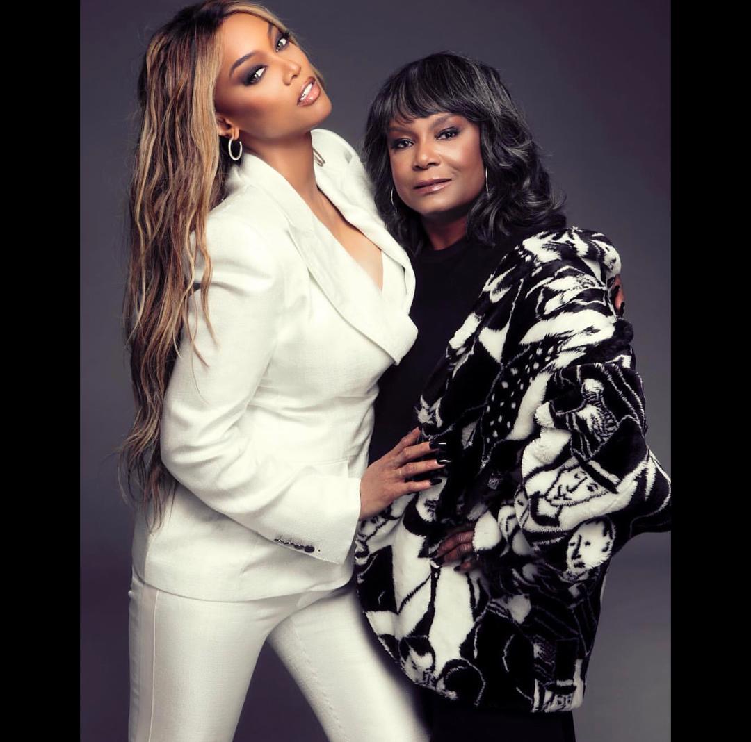 OnoBello's tweet photo. #OBBeauty
#TyraBanks and her mother #CarolynLondon are fierce in these shots for #PaperMagazine
Swipe Swipe π
#OnoBello #OBCelebrities #OBEditorials #celebrities #editorials #beauty #motherdaughter #melanin #melaninmagic https://t.co/QaJ14nfgU9