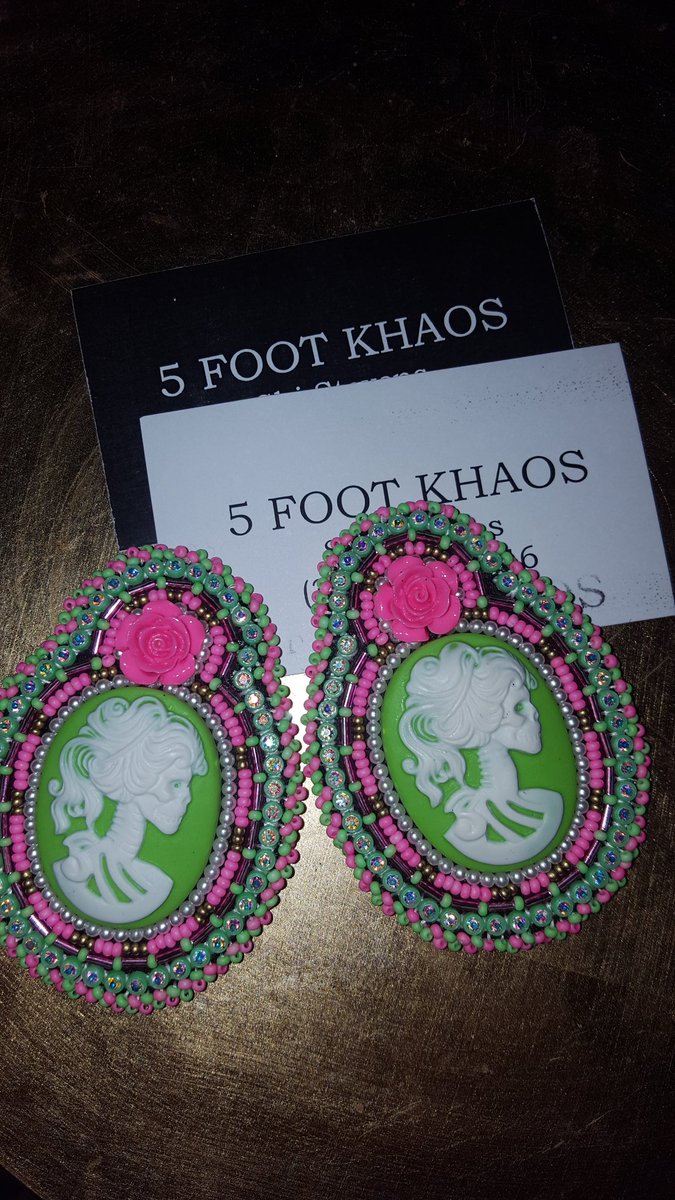 Khaos_Shi's tweet photo. #beading #roses #skulls #5footkhaosdoinwork https://t.co/O3xTChILxa