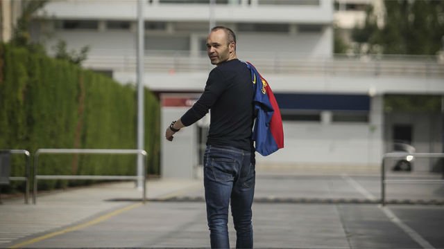 sport's tweet photo. #FCB 🔵🔴 |  ▶️ Iniesta: "En diez días decidiré mi futuro" https://t.co/YvpQY0YG70 https://t.co/PU0kHptQzJ