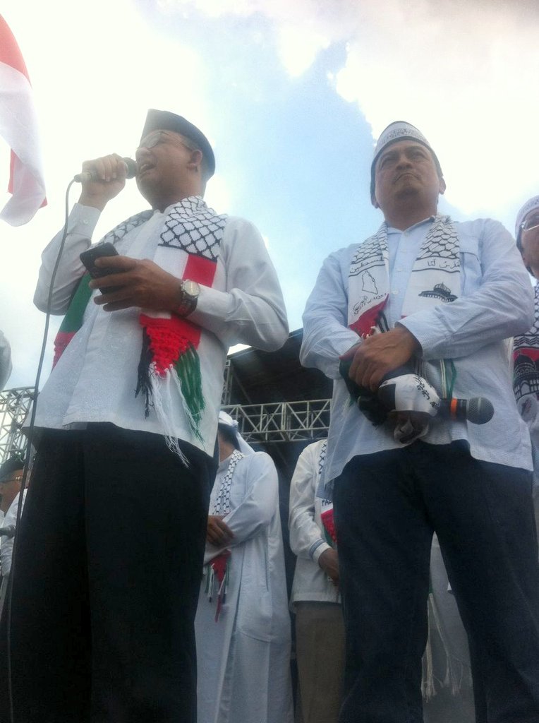 RadioDakta's tweet photo. Gubernur DKI Jakarta, @aniesbaswedan berdiri bersama para peserta aksi untuk Membela Bebaskan Baitul Maqdis di Monas, Jakarta.
#AlQudsRedLine #Aksi115 #BelaBaitulMaqdis https://t.co/qpnEGji2cV