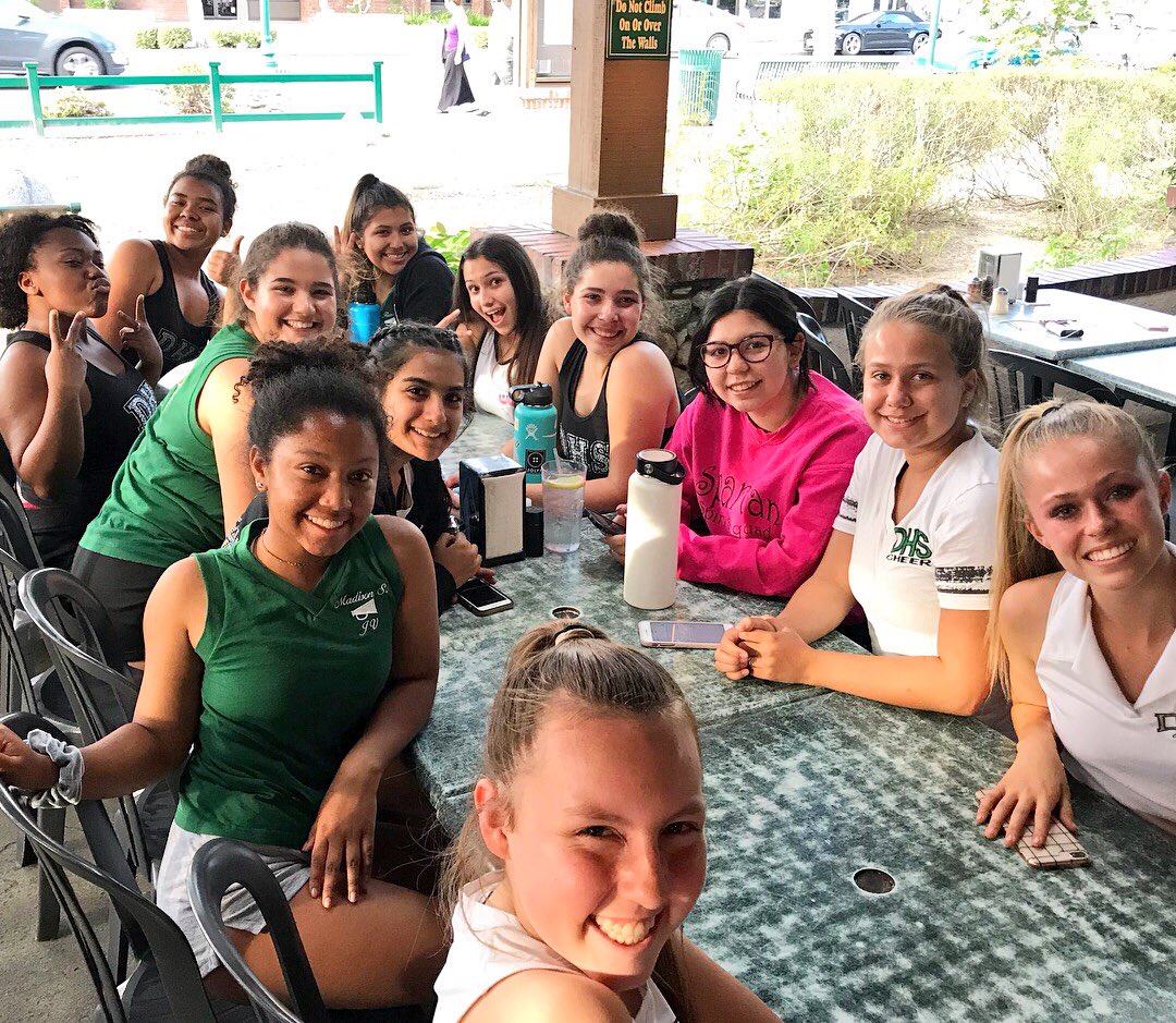 dhs_sss's tweet photo. Pizza party fun with our girls 💚🍕💛 https://t.co/YOJ0lxmdfa