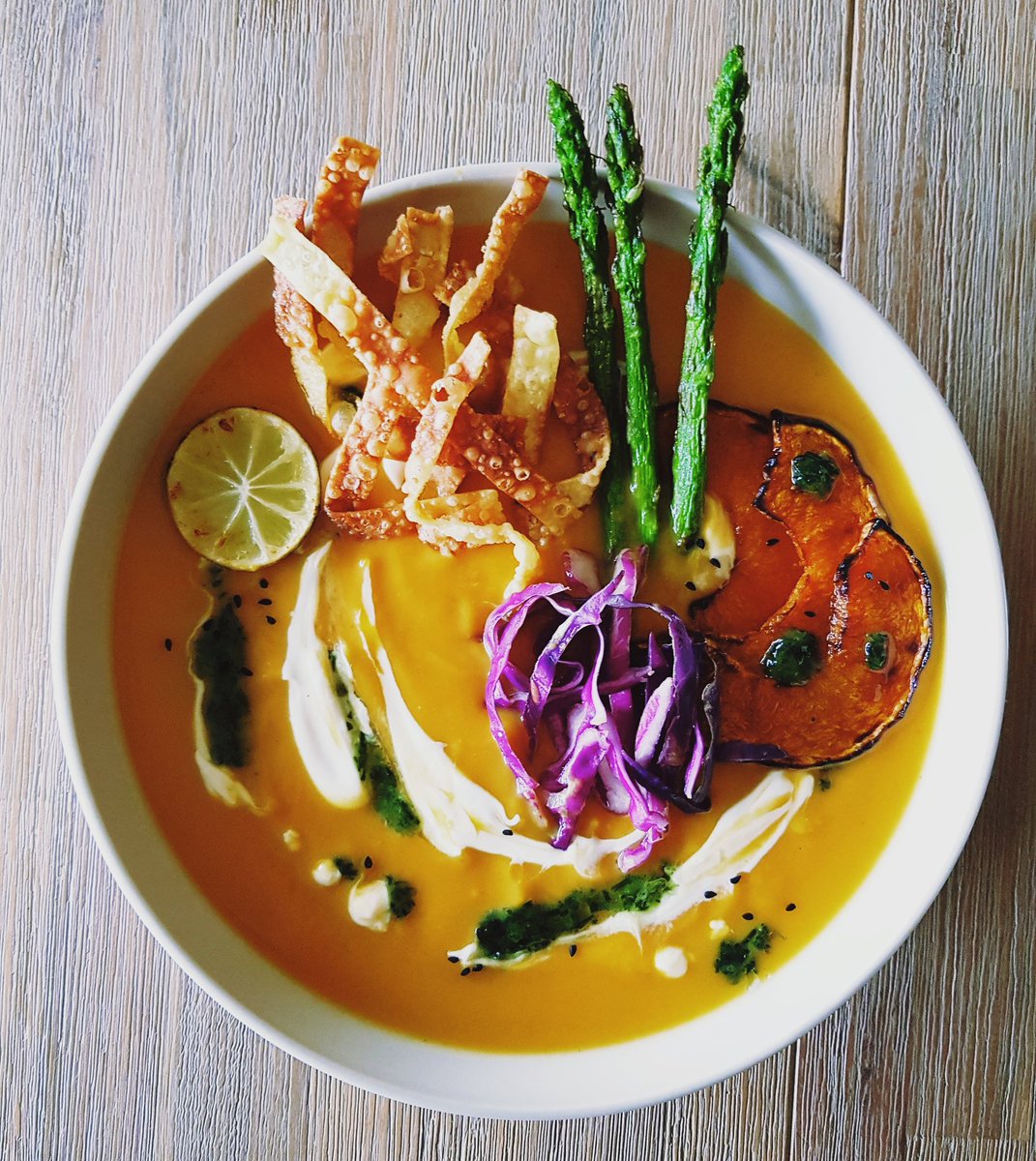 eyy_lim's tweet photo. Slow roasted pumpkin soup, just the thing for a cold autumn afternoon #tastemagcover #yum https://t.co/RR0VEsQb4W