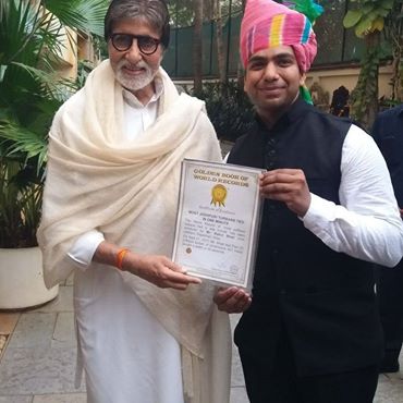 JodhpurMarwar's tweet photo. Proud Moment for #Jodhpur. #RahulBhati creates #WorldRecord by wrapping 5 #RajasthaniSafa in just #55sec. @SrBachchan rewards him with #प्रशस्तिपत्र. #MagicalMarwar #Rajasthan #Culture #Tradition #Safa #ProudMoment @rpbreakingnews @News18Rajasthan https://t.co/DeeCz6IqBt