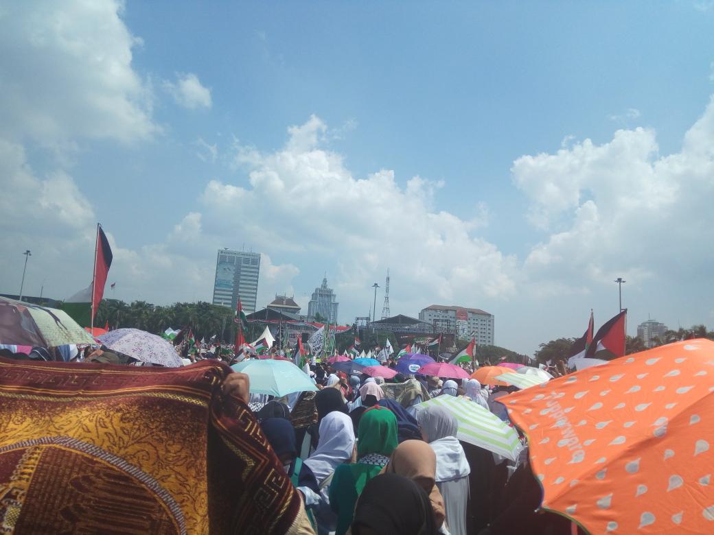 ganangbawono's tweet photo. Monas, untukmu Al Quds...
#ALQUDSREDLINE https://t.co/q2IDB5TDyq