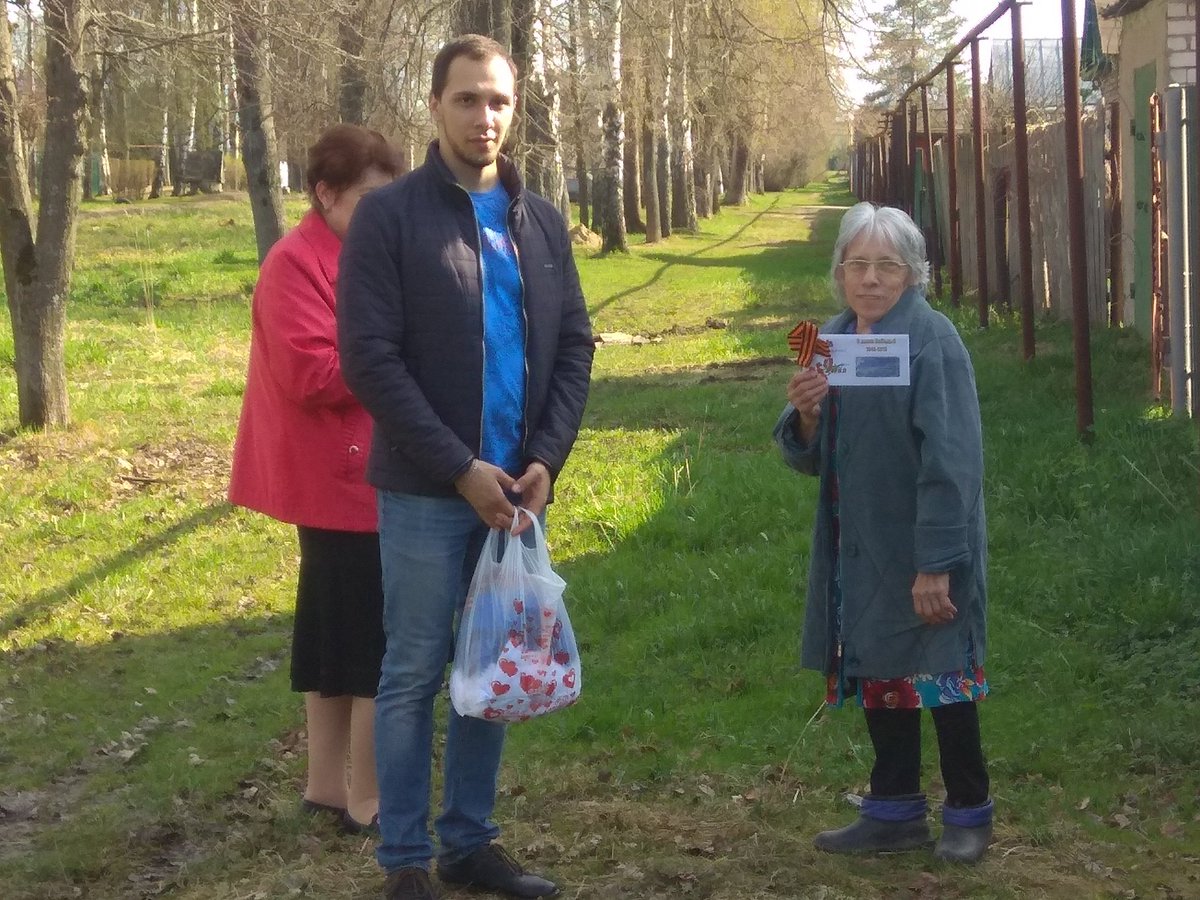 Активисты МГЕР поздравили ветеранов с Днём Победы.