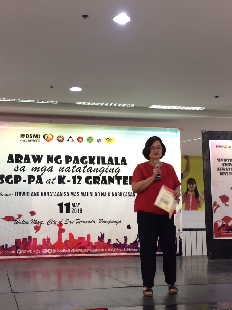 dswdfo3's tweet photo. Ms. Irene C. Crespo, Asst. Regional Director for Administration, DSWD FO 3, delivers her inspirational message to the grantees. @dswdserves
#DSWDMayMalasakit #DSWDParaSaNakararami #ArawNgPagkilala #DSWDFO3 https://t.co/ilIKHu4wf4