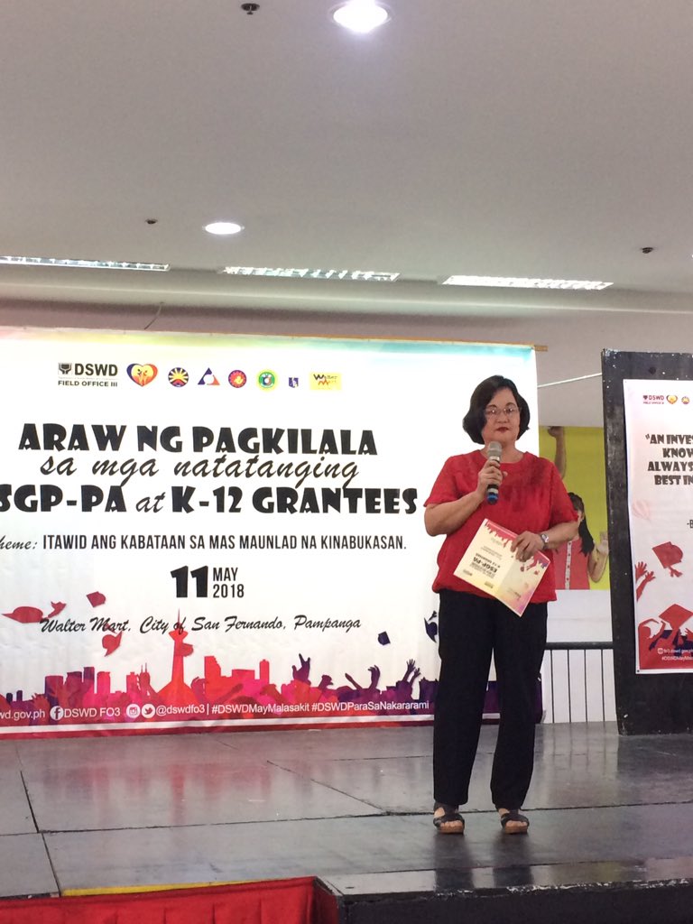 dswdfo3's tweet photo. Ms. Irene C. Crespo, Asst. Regional Director for Administration, DSWD FO 3, delivers her inspirational message to the grantees. @dswdserves
#DSWDMayMalasakit #DSWDParaSaNakararami #ArawNgPagkilala #DSWDFO3 https://t.co/ilIKHu4wf4