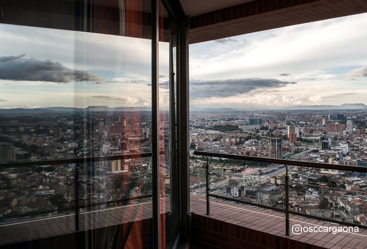 Reflected cityscape 🏙 #reflectedcity #reflectedsky #cityscape #urbanscape #urbanphotography #urbanpic #balcony #window #horizon #reflection #nikond3300 #nikonphotography #city