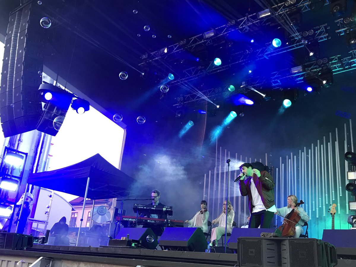 NatHellstrom's tweet photo. Sommarpremiär med konfettiregn, såpbubblor, solsken, gåshud och allt där emellan! 🎉🤩❣️Grymt! 👌🏼 #grönanlive #darintour2018 @DarinOfficial https://t.co/ZaL80PWMFW
