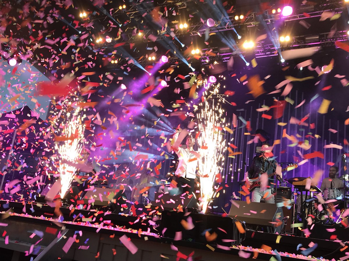 NatHellstrom's tweet photo. Sommarpremiär med konfettiregn, såpbubblor, solsken, gåshud och allt där emellan! 🎉🤩❣️Grymt! 👌🏼 #grönanlive #darintour2018 @DarinOfficial https://t.co/ZaL80PWMFW