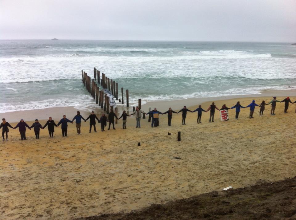 Hands Across the Sand 2018 oilfreeotago.com/2018/05/11/han…