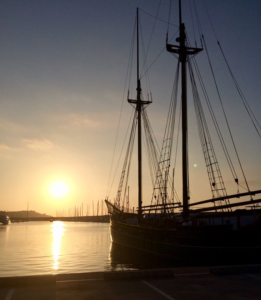 Sailing_emotion's tweet photo. ¡Buenos días! ¡Feliz viernes!
Precioso amanecer en #portginesta!!!☀️
Días de calma y tranquilidad... ⛵️
#sailinemotions #sailing #navegaravela 
#vacaciones #islasbaleares https://t.co/sMymFqvTNA