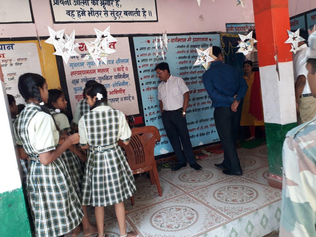 SchoolEduCgGov's tweet photo. समर कैम्प में स्कूली छात्राओं के उत्साह वर्धन हेतु बच्चों के साथ कलेक्टर व सीईओ कबीरधाम ने किया भोजन साथी ही बच्चों से की चर्चा। https://t.co/cdp3m6cqn6
