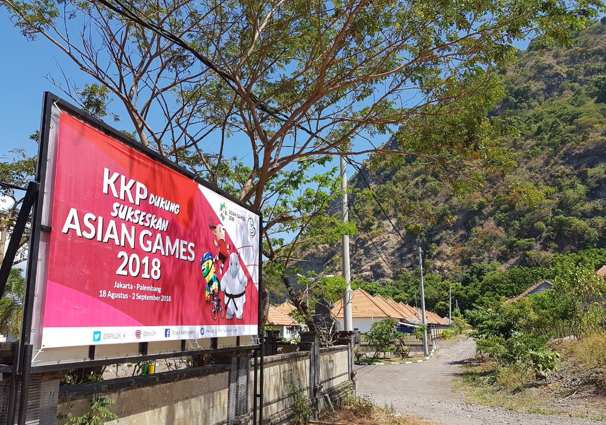 BPIU2K_K's tweet photo. Semarakkan #AsianGames2018, @BPIU2K_K lakukan pemasangan  spanduk &amp; umbul-umbul sbg bentuk dukungan penyelenggaraan event olah raga terbesar di Asia tsb. 🇮🇩🇮🇩🇮🇩
@susipudjiastuti @s_soebjakto @thariyanto58 @BudidayaKKP 
#AsianGamesKita https://t.co/kHnsOM7Ddt