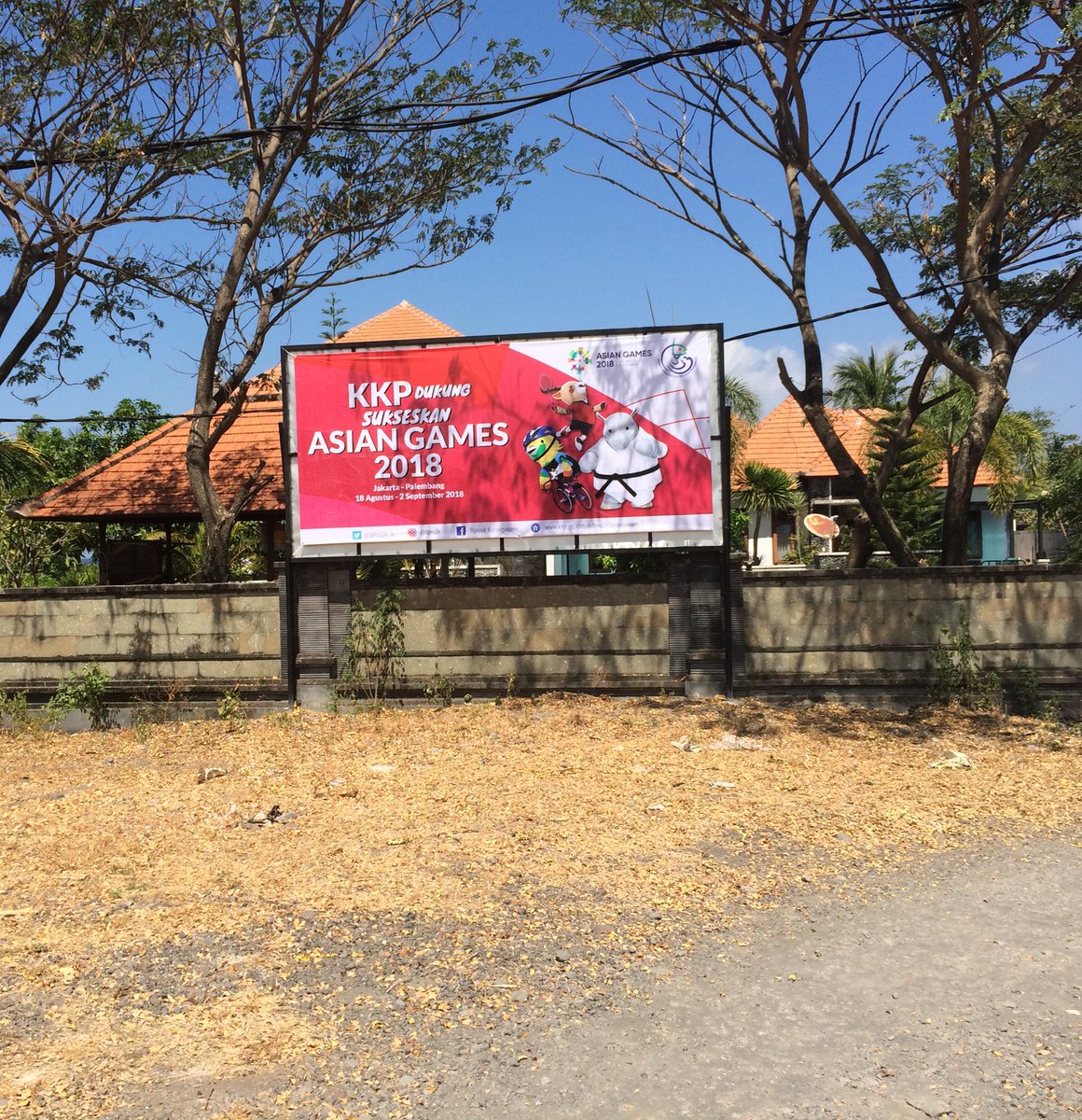 BPIU2K_K's tweet photo. Semarakkan #AsianGames2018, @BPIU2K_K lakukan pemasangan  spanduk &amp; umbul-umbul sbg bentuk dukungan penyelenggaraan event olah raga terbesar di Asia tsb. 🇮🇩🇮🇩🇮🇩
@susipudjiastuti @s_soebjakto @thariyanto58 @BudidayaKKP 
#AsianGamesKita https://t.co/kHnsOM7Ddt