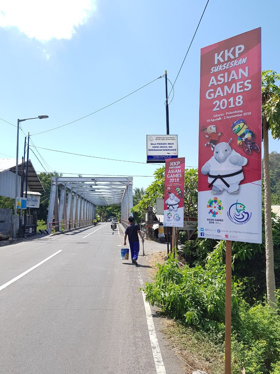 BPIU2K_K's tweet photo. Semarakkan #AsianGames2018, @BPIU2K_K lakukan pemasangan  spanduk &amp; umbul-umbul sbg bentuk dukungan penyelenggaraan event olah raga terbesar di Asia tsb. 🇮🇩🇮🇩🇮🇩
@susipudjiastuti @s_soebjakto @thariyanto58 @BudidayaKKP 
#AsianGamesKita https://t.co/kHnsOM7Ddt