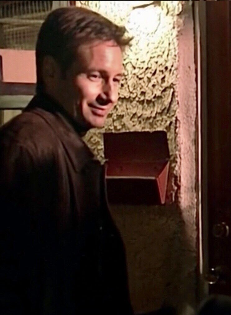 anuta_grace's tweet photo. @xfilesdiaries @scout3032 Tell me that he look at Scully here🙏❤😍 https://t.co/TGkSPB9Cyn
