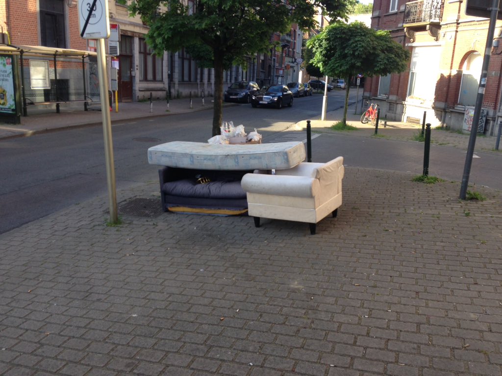 joelsole's tweet photo. @Mateusz @VivTeitelbaum L'ordre dans le chaos, encore.  Une semaine aujourd'hui que ça s'accumule. #quiditmieux #ixelles https://t.co/CvYYhix7OX