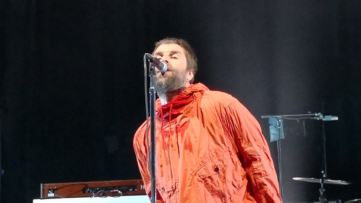 VanessaVonZed's tweet photo. Would have loved the tambourine, but thank you for that GREAT FUCKING SHOW in #SFO @liamgallagher!! 

By the way, I was the Colombian in front row!

#DefinitelyCity #Oasis https://t.co/WZgZbbWUQY