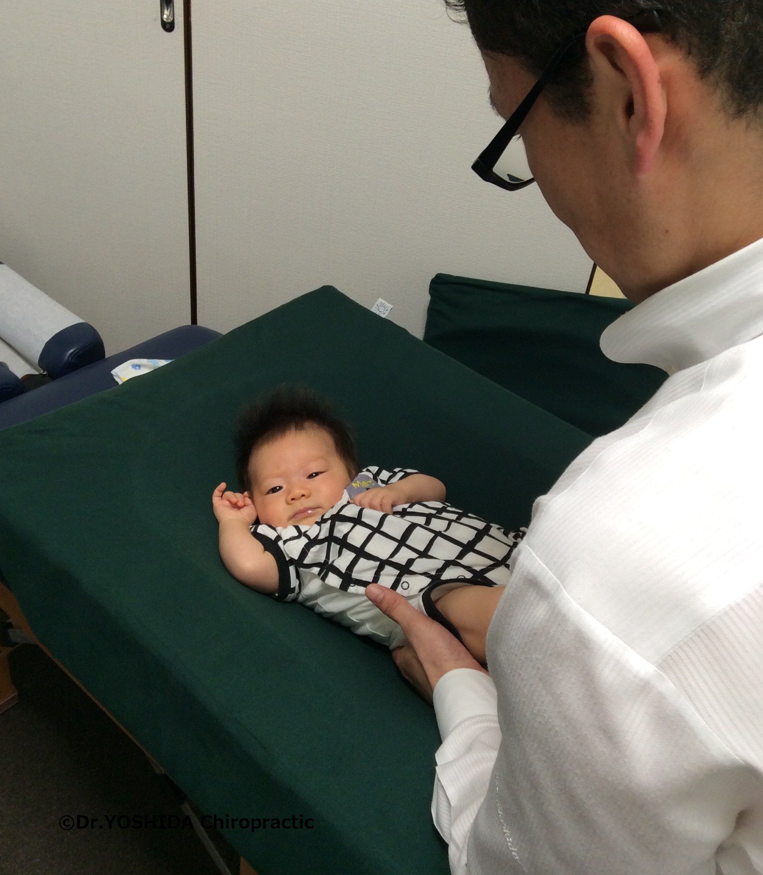 Dr ヨシダ カイロプラクティック恵比寿 赤ちゃんの股関節脱臼 の予防法 チェック法 T Co Fkpk7qyot9 Dr ヨシダ カイロプラクティック ブログ更新のお知らせ 股関節脱臼 赤ちゃん コアラ抱っこ 股関節 M字 新生児 赤ちゃん 予防法