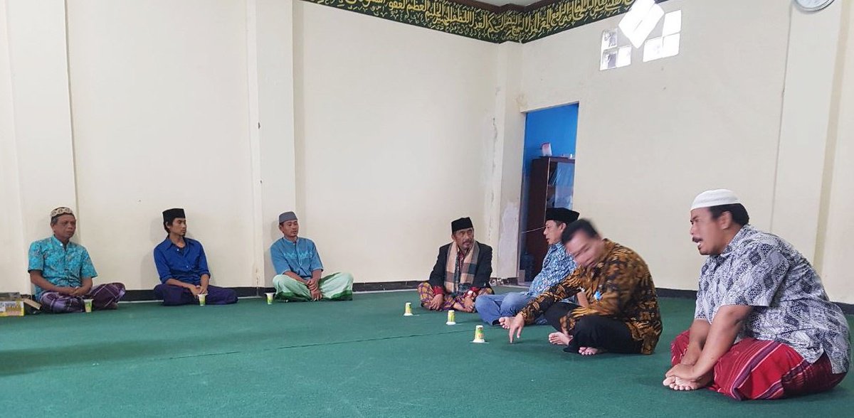 kecamatanbubat's tweet photo. 🕌GIAT BPK. CAMAT BUAHBATU MENUJU BANDUNG JUARA🏆
JUMLING DAN NGABANDUNGAN DI MESJID AL- KHOERIYAH RW. 17 KEL MARGASARI. JUMAT 11 Mei 2018 @DiskominfoBdg @HumasBdg @BDG_CommandCtr @pembdg @AntonSugiana @kel_margasari https://t.co/eS2KvlkwGf