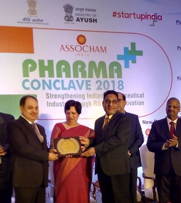 SunPharma_Live's tweet photo. Sun Pharma received ASSOCHAM Pharma Excellence Award 2018 for Best Innovations in API &amp; Excipients from Director General of Health Services (DGHS), Govt. of India, Dr. Promila Gupta in New Delhi https://t.co/FIDSHumg2M