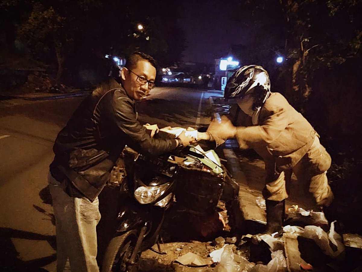 Official_PANLPG's tweet photo. DPD BM PAN Bandar Lampung berbagi nasi di sejumlah lokasi, antara lain Jln Kartini, Raden intan, Diponegoro, Malahayati, Gajah Mada, dan Hayam Wuruk.
Ketua DPD BM PAN kota Bandar Lampung Bayu Setiawan mengatakan, kegiatan ini sebagai wujud kepedulian BM PAN kepada sesama
#BMPAN https://t.co/94YNmba2aa