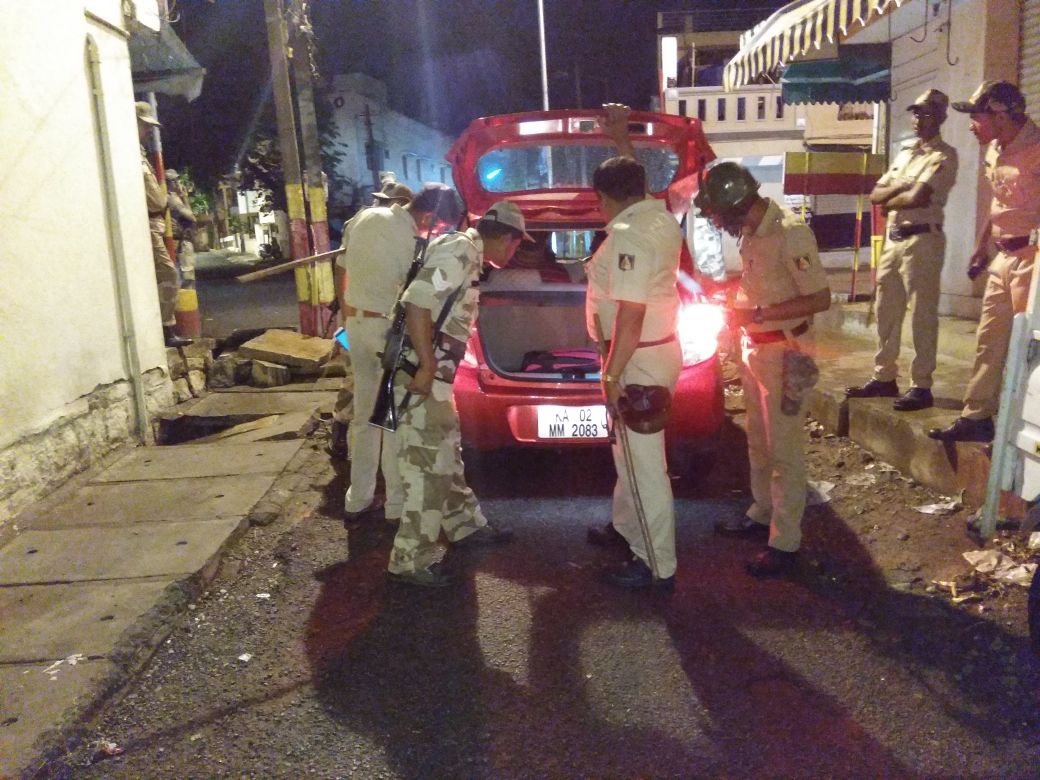 DCPWestBCP's tweet photo. ಪೊಲೀಸರು ಅರೆಸೇನಾ ಪಡೆಗಳೊಂದಿಗೆ ವಿಧಾನಸಭಾ ಚುನಾವಣೆ-2018 ರ ಹಿನ್ನಲೆಯಲ್ಲಿ ಸರಹದ್ದಿನಲ್ಲಿ ಚುನಾವಣಾಧಿಕಾರಿಗಳ ಜೊತೆಗೂಡಿ ಚೇಕ್.ಪೋಸ್ಟ್ ಗಳಲ್ಲಿ ತೀವ್ರ ತಪಾಸಣೆ ಮುಂದುವರೆಸಿರುತ್ತಾರೆ.
|#KarnatakaElections2018
|#PoliceWithElectionOfficials |#CheckPost |@BlrCityPolice | https://t.co/y0L8S2FolW