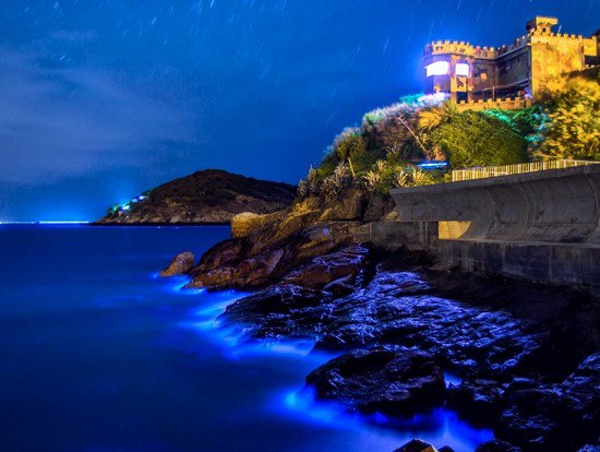 台湾・馬祖列島の北竿で見られる『青の涙（藍眼涙）』ツアー。海が青く