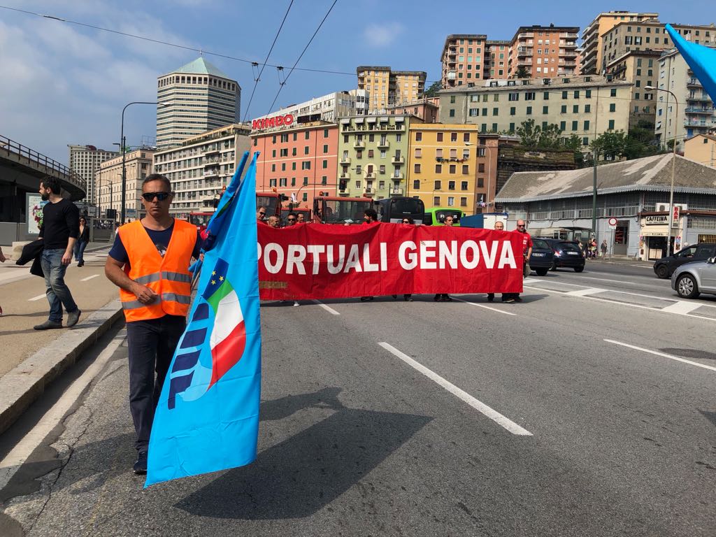 Si lavora in #sicurezza, no all'#autoprosuzione. #sciopero nei porti italiani, <a href="/marioghini/">Mario Ghini</a> #Uilliguria al corteo organizzato a #Genova. Con <a href="/uiltrasportigul/">UILTRASPORTI Liguria</a>