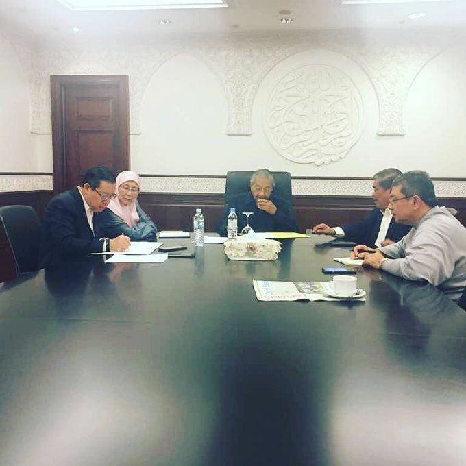 Oldest Prime Minister Records As Mahathir Bin Mohamad Becomes Malaysia S Leader Aged 92 Guinness World Records