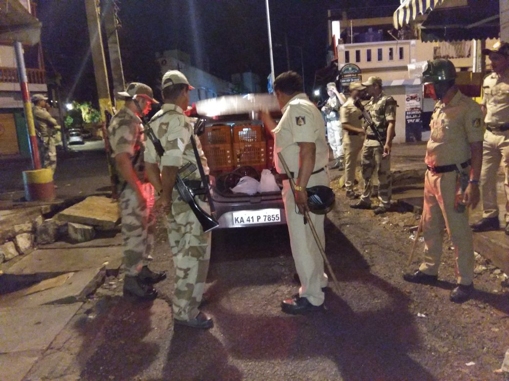 DCPWestBCP's tweet photo. ಪೊಲೀಸರು ಅರೆಸೇನಾ ಪಡೆಗಳೊಂದಿಗೆ ವಿಧಾನಸಭಾ ಚುನಾವಣೆ-2018 ರ ಹಿನ್ನಲೆಯಲ್ಲಿ ಸರಹದ್ದಿನಲ್ಲಿ ಚುನಾವಣಾಧಿಕಾರಿಗಳ ಜೊತೆಗೂಡಿ ಚೇಕ್.ಪೋಸ್ಟ್ ಗಳಲ್ಲಿ ತೀವ್ರ ತಪಾಸಣೆ ಮುಂದುವರೆಸಿರುತ್ತಾರೆ.
|#KarnatakaElections2018
|#PoliceWithElectionOfficials |#CheckPost |@BlrCityPolice | https://t.co/y0L8S2FolW