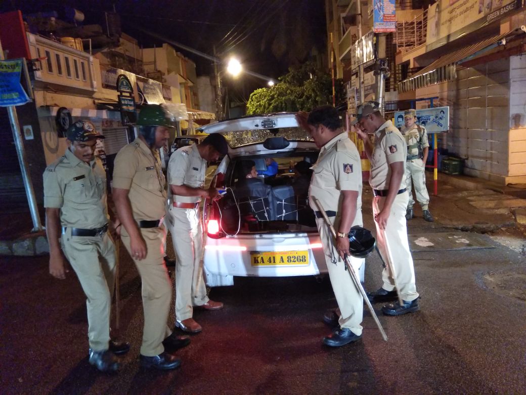 DCPWestBCP's tweet photo. ಪೊಲೀಸರು ಅರೆಸೇನಾ ಪಡೆಗಳೊಂದಿಗೆ ವಿಧಾನಸಭಾ ಚುನಾವಣೆ-2018 ರ ಹಿನ್ನಲೆಯಲ್ಲಿ ಸರಹದ್ದಿನಲ್ಲಿ ಚುನಾವಣಾಧಿಕಾರಿಗಳ ಜೊತೆಗೂಡಿ ಚೇಕ್.ಪೋಸ್ಟ್ ಗಳಲ್ಲಿ ತೀವ್ರ ತಪಾಸಣೆ ಮುಂದುವರೆಸಿರುತ್ತಾರೆ.
|#KarnatakaElections2018
|#PoliceWithElectionOfficials |#CheckPost |@BlrCityPolice | https://t.co/y0L8S2FolW