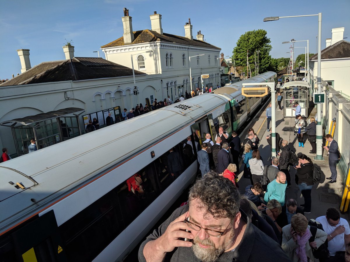 CliveCott's tweet photo. Turfed off before going anywhere #pointsfailure #prestonpark #southernfail https://t.co/yC13BZof1z