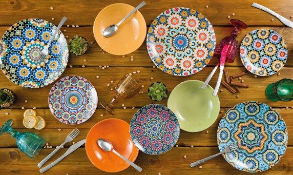 Mosaici marocchini ispirano i decori floreali stilizzati del servizio tavola Marrakech🌻! Scopri di più 👉 bit.ly/2G1Aqnt #villadestehometivoli #love #home